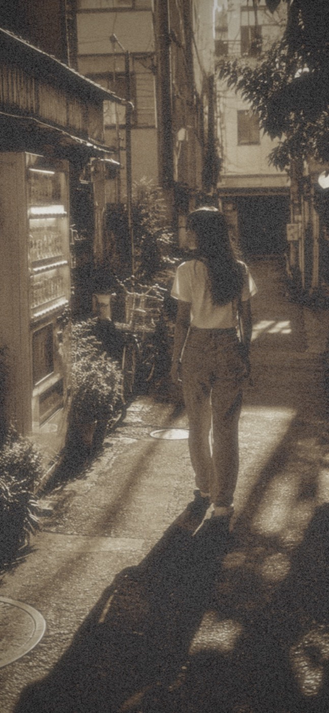 1800年代の湿板写真の質感で撮影した路地の写真