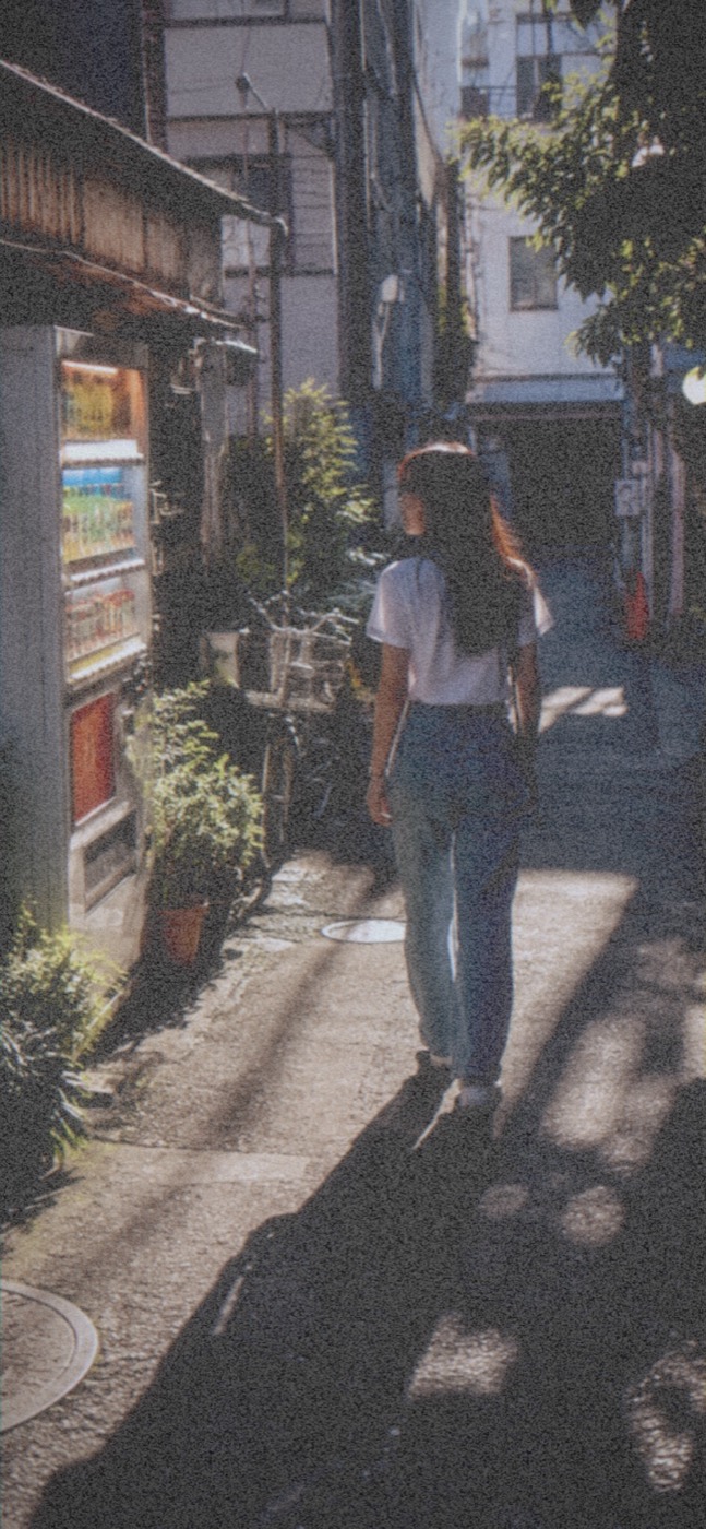 1970年代の退色したカラープリントの質感で撮影した路地の写真